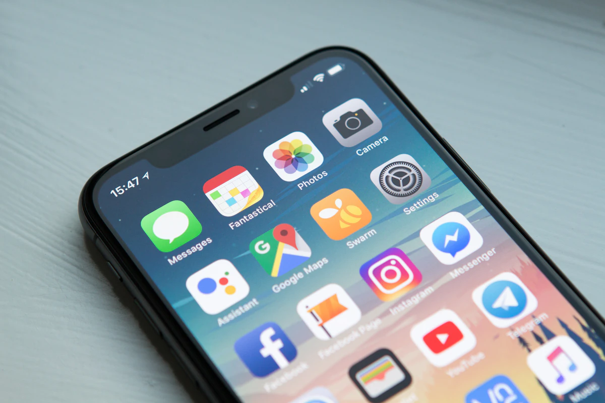 Telefono con app de supermercado para revisar compra en linea y factura
